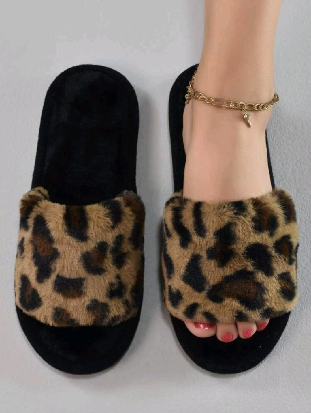 Leopard pattern fuzzy slippers