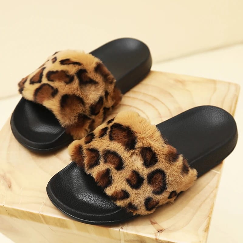 Leopard pattern fuzzy slippers